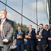 Dożynki Powiatowe Przybysławice 2023 - Starosta Jacek Kobyłka przy mikrofonie