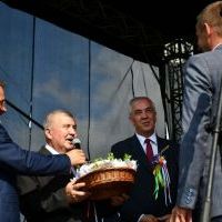 Dożynki Powiatowe Przybysławice 2023 - Starosta Jacek Kobyłka przyjmuje chleb dożynkowy