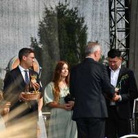 Dożynki Powiatowe Przybysławice 2023 - Wójt Lesław Blacha rozdaje gościom chleb