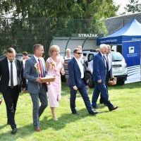 Dożynki Powiatowe Przybysławice 2023 - starostowie dożynkowi z włodarzami gmin