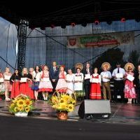 Dożynki Powiatowe Przybysławice 2023 - Starosta Jacek Kobyłka i Wójt Lesław Blacha wręczyli nagrody za wieńce dożynkowe