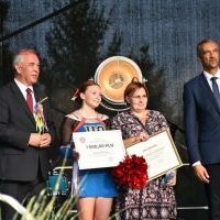 Dożynki Powiatowe Przybysławice 2023 - Klaudia Faracik z nagrodą Wójta Gminy Gołcza