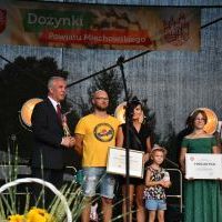 Dożynki Powiatowe Przybysławice 2023 - Julia Majchrowska z nagrodą Wójta Gminy Gołcza