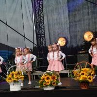 Dożynki Powiatowe Przybysławice 2023 - mali tancerze z BiOAK Gołcza