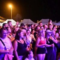 Dożynki Powiatowe Przybysławice 2023 - publiczność bawi się przy dźwiękach muzyki