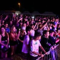 Dożynki Powiatowe Przybysławice 2023 - publiczność szaleje podczas koncertu gwiazdy wieczoru