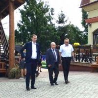 Starosta Jacek Kobyłka, kierownik PCPR Janusz Patyna i Wiceburmistrz Andrzej Banaśkiewicz na pikniku PCPR