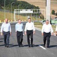 Prezydent RP Andrzej Duda i Minister Andrzej Adamczyk zmierzają na konferencję prasową otwierającą S7 w Małoszowie