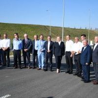 Pamiątkowe zdjęcie na otwarciu S7 w Małoszowie