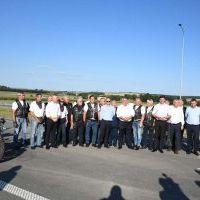 Pamiątkowa fotografia z motocyklistami przed otwarciem S7 w Moczydle