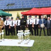 Gotowość do wręczenia puchar&oacute;w na zawodach OSP w Kozłowie