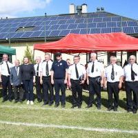 Oficjele i goście podziwiający strażackie zawody OSP w Kozłowie