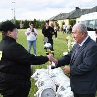 Starosta wręcza puchar najlepszym kobietom w musztrze