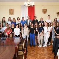 Młodzież z miechowskiego LO i niemieckiego Schweinfurtu u starost&oacute;w Powiatu Miechowskiego