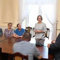 Starosta Jacek Kobyłka wita młodzież i opiekun&oacute;w wymiany LO Miech&oacute;w