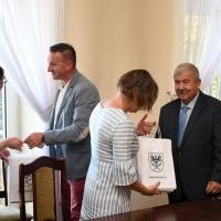 Pakiety promocyjne Powiatu Miechowskiego dla opiekun&oacute;w młodzieży ze Schweinfurtu