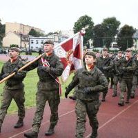 Przysięga 11 MBOT - defilada na boisku LO Miech&oacute;w