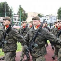 Przysięga 11 MBOT - uroczysta defilada na boisku LO Miech&oacute;w