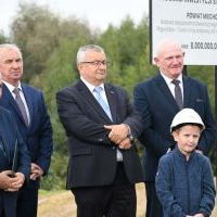Wiadukt w Uniejowie Rędziny - wśr&oacute;d oficjeli wnuczek Zdzisława Uchto, Przewodniczącego Rady Gminy Charsznica