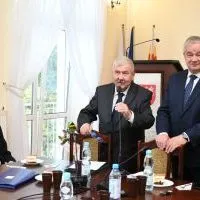 Włodarze Powiatu Miechowskiego witają dyrektor&oacute;w i nauczycieli na ich święcie