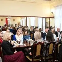 Wypełniona sala konferencyjna nauczycielami szk&oacute;ł