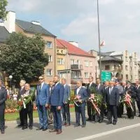 Święto WP Miech&oacute;w 2019 - przedstawiciele władz państwowych, samorządowych, r&oacute;żnych organizacji w kolejce do składania kwiat&oacute;w