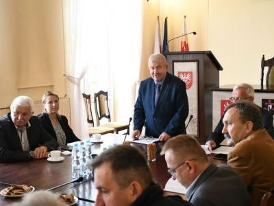 Starosta Miechowski Jacek Kobyłka otwiera posiedzenie kryzysowe służb w sprawie przygotowania do zimy