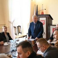 Starosta Miechowski Jacek Kobyłka otwiera posiedzenie kryzysowe służb w sprawie przygotowania do zimy