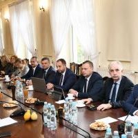 Zarząd i Rada Powiatu Miechowskiego na sesji oświatowej
