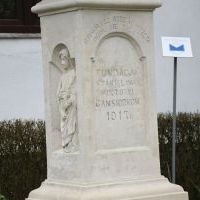 Odtworzone inskrypcje i płaskorzeźby na kapliczce NMP w Trzonowie