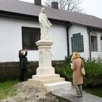 Przedstawiciele Małopolskiego Konserwatora Zabytk&oacute;w na odbiorze kapliczki NMP w Trzonowie