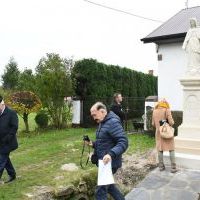 WIcestarosta Paweł Osikowski i Burmistrz Marek Szopa na odbiorze kapliczki NMP w Trzonowie