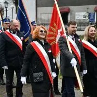 Poczty sztandarowe samorząd&oacute;w zmierzają do bazyliki 