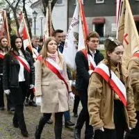 Poczty sztandarowe szk&oacute;ł zmierzają do bazyliki 