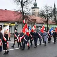 Przemarsz poczt&oacute;w sztandarowych przez Rynek w Miechowie