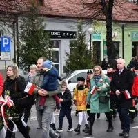 11 listopada 2023 w Miechowie - wiele pokoleń uczestnik&oacute;w uroczystości