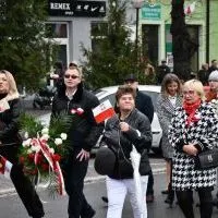 11 listopada 2023 w Miechowie - atrybuty biało-czerwone w rękach uczestnik&oacute;w