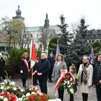 11 listopada 2023 w Miechowie - ciąg dalszy składania kwiat&oacute;w pod Pomnikiem z Orłem