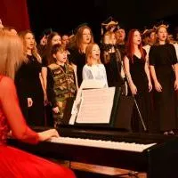 11 listopada 2023 w Miechowie - wsp&oacute;lne śpiewanie pieśni patriotycznych w Domu Kultury CKiS