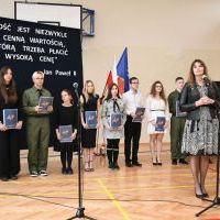 Ewelina Konewecka-Smok wita uczestnik&oacute;w i gości konkursu w ZS Nr 2 w Miechowie