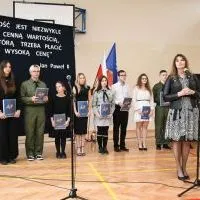 Ewelina Konewecka-Smok wita uczestnik&oacute;w i gości konkursu w ZS Nr 2 w Miechowie