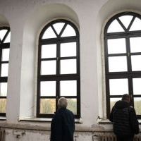 Nowe okna łukowe w Zamku na Mirowie w Książu Wielkim