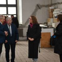 Starosta Miechowski Jacek Kobyłka bierze udział w odbiorze zadania w Zamku w Książu Wielkim