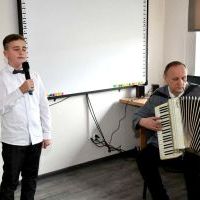 Kamil Wolski i Adam Kocerba artystycznie na otwarciu biblioteki w Dziaduszycach