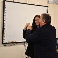Wojciech Habela porwał do tańca Wicew&oacute;jt Agnieszkę Kućmierz na otwarciu biblioteki w Dziaduszycach