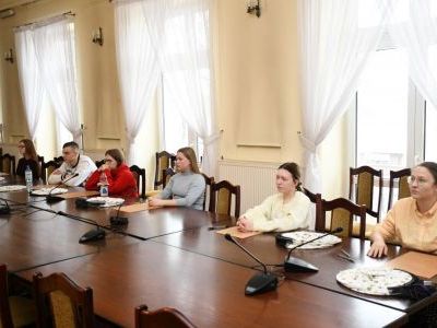 Uczestnicy konkursu ekologicznego w miechowskim starostwie