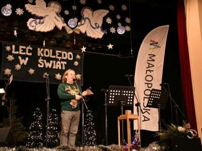 Leć kolędo w świat 2023 - powitanie wykonawców i gości przez dyr. Wojciecha Pengiela