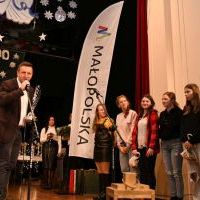 Leć kolędo w świat 2023 - puchar wręcza Wicestarosta Paweł Osikowski