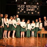 Leć kolędo w świat 2023 - puchar wręczył burmistrz Miechowa Dariusz Marczewski