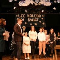 Leć kolędo w świat 2023 - puchar i podziękowania dla zespołu SOSW Zagorzyce